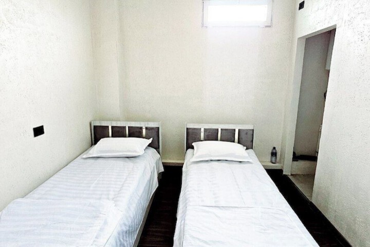 Room 7 of 16
