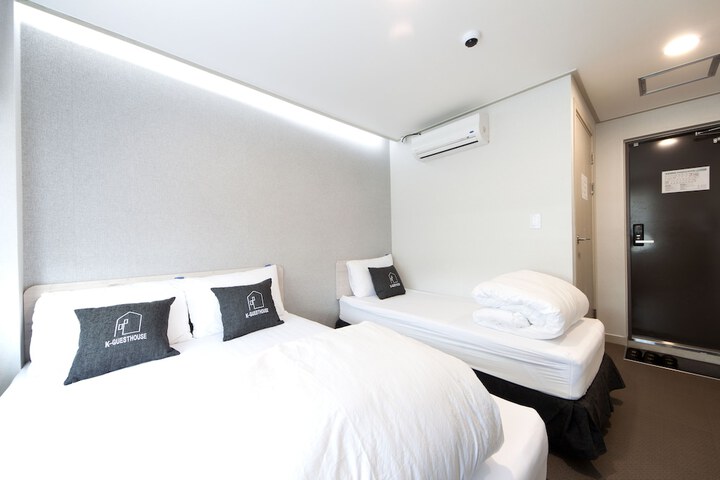 Room 11 of 34