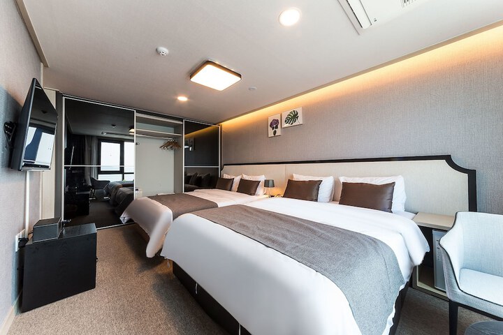 Room 10 of 62