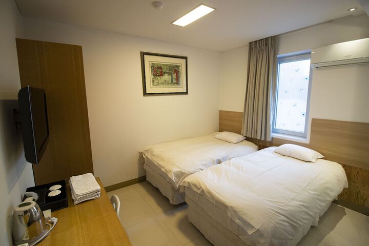 Room 3 of 44