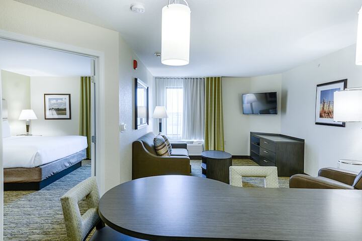 Studio Suite Queen Bed (7 of 12)