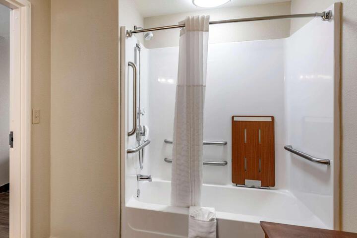 2 Queen Beds Accessible (4 of 13)