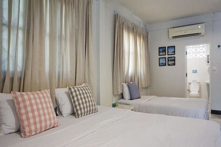 Room 10 of 13