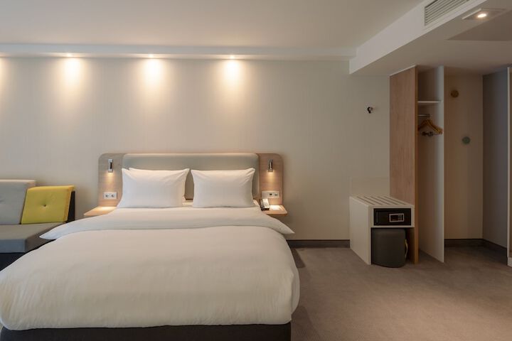 Room 8 of 42