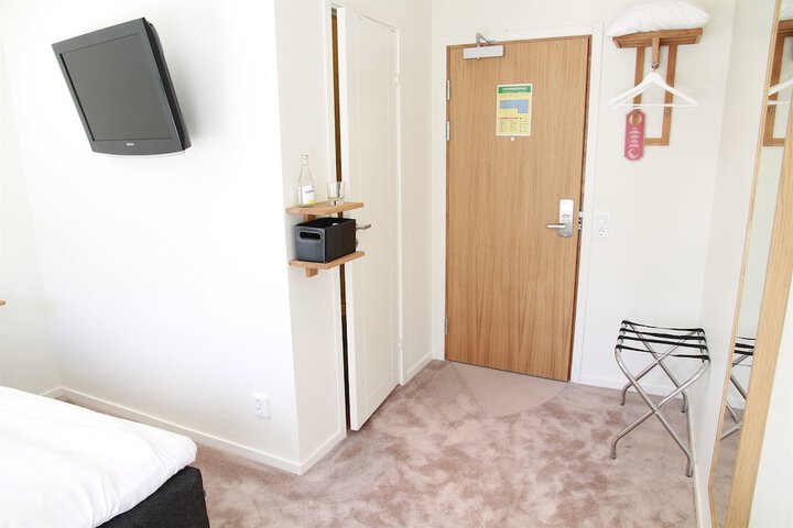 Room 16 of 48