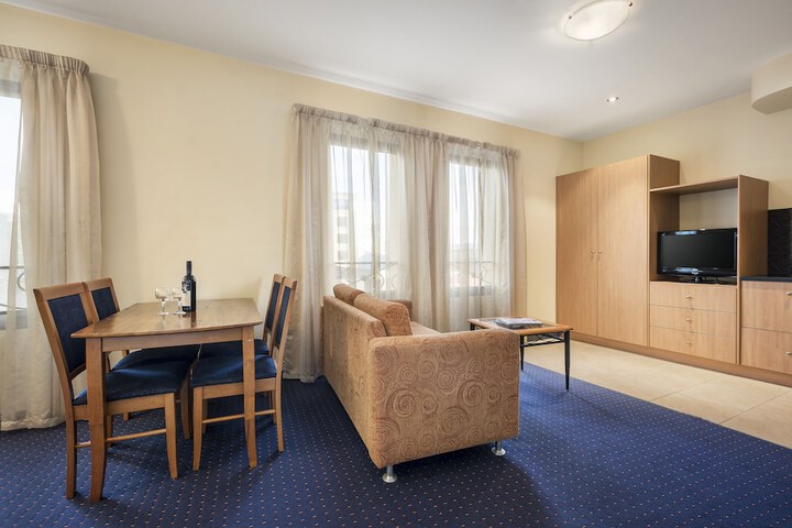 Room 7 of 33