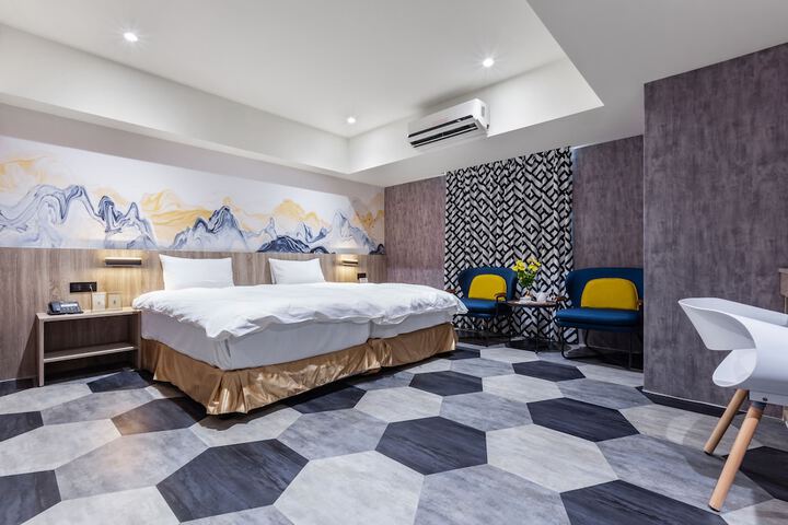 Room 8 of 16