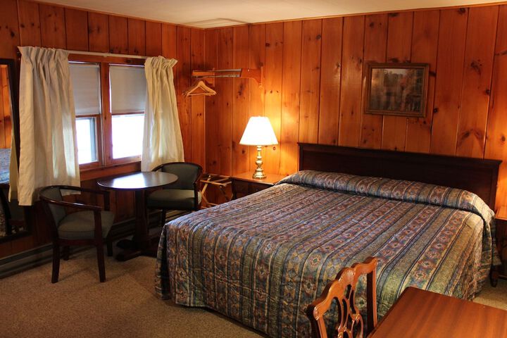 Pine Country Economy King Bed Pet Friendly (10 of 31)