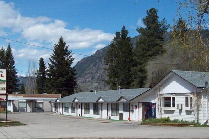 Twin Rivers Motel Castlegar in Castlegar, BC