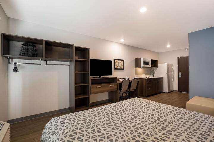1 Queen Bed (6 of 18)