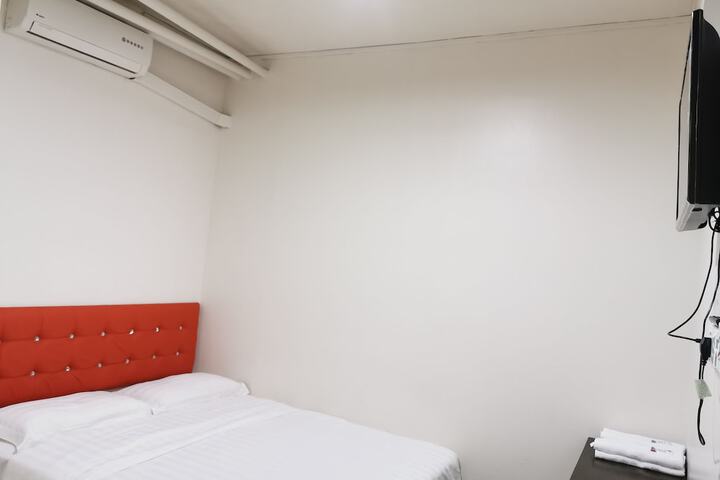 Room 4 of 33