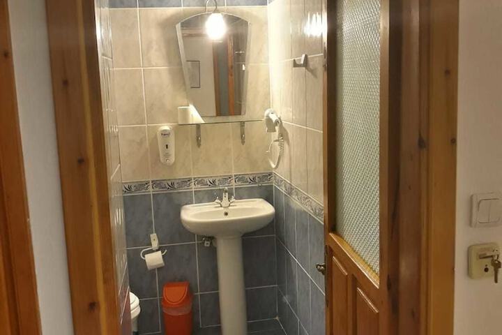 Room 9 of 11