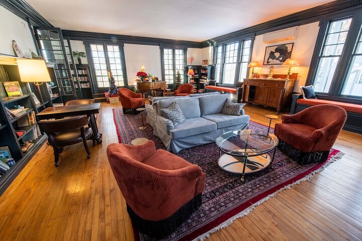 Lounge 48 of 61