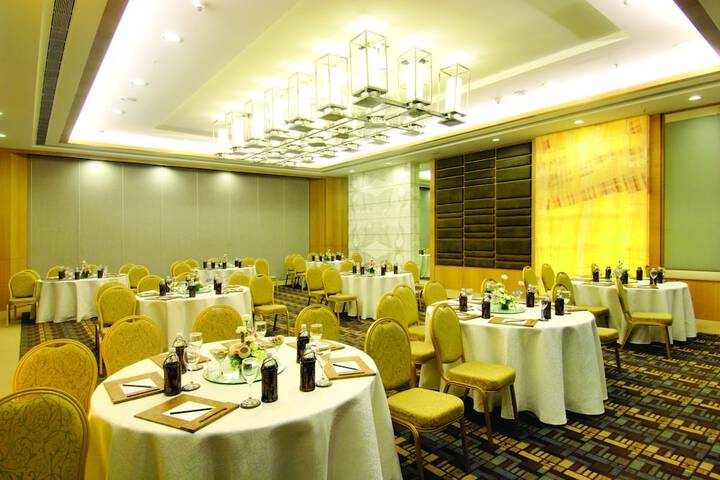 Ballroom/Hall 106 of 132