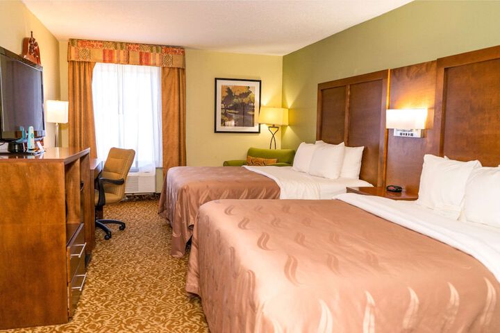 2 Queen Beds (2 of 7)
