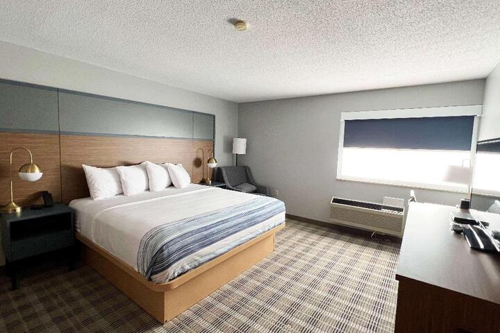 1 King Bed (12 of 13)