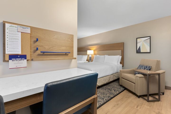 Studio Queen Size Bed (4 of 12)