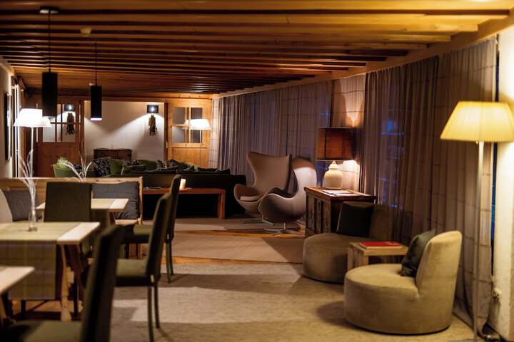 Lounge 122 of 145