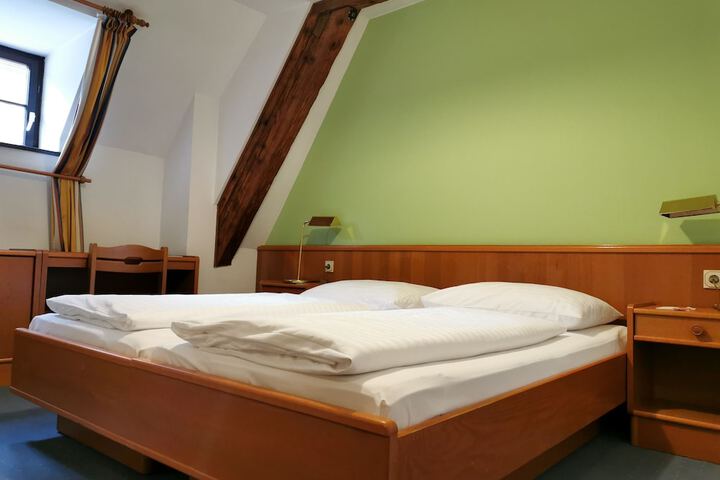 Room 10 of 29