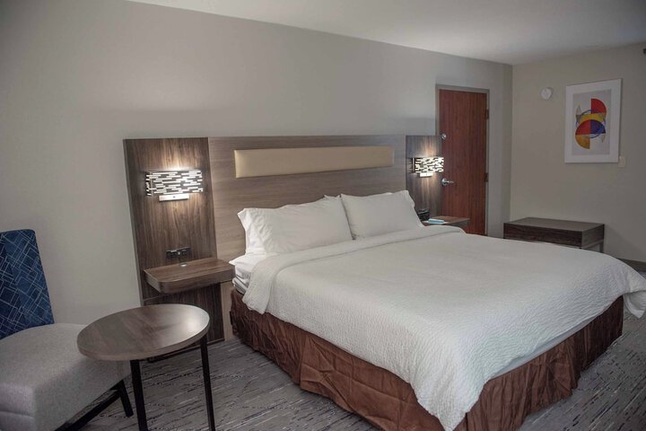 1 King Bed Accessible (21 of 28)