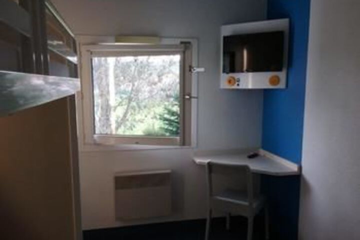 Room 13 of 32