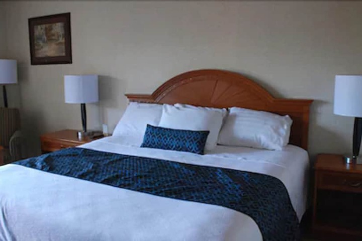 1 King Bed (7 of 8)