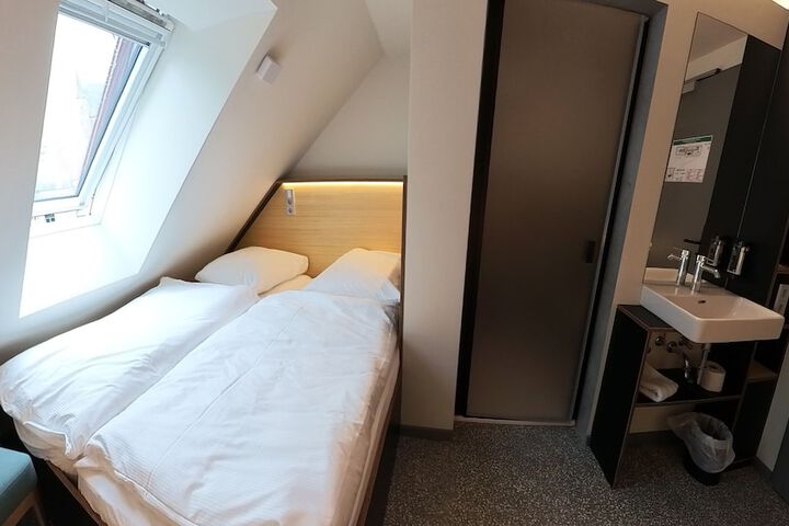 Room 15 of 93