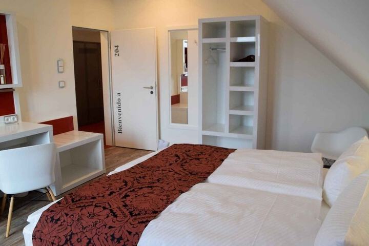 Room 9 of 32