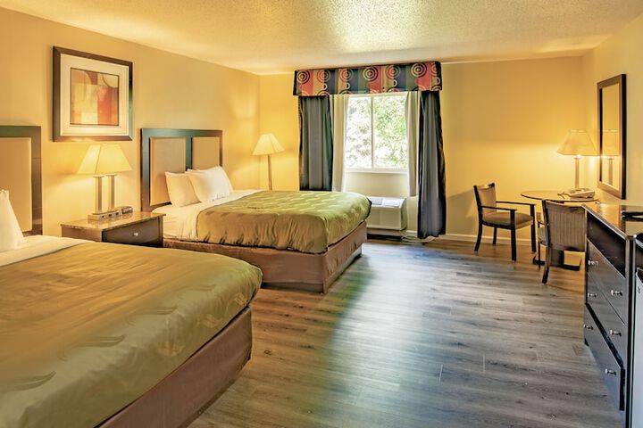 2 Queen Beds (2 of 4)