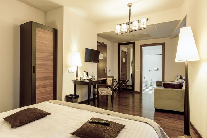 Room 26 of 102