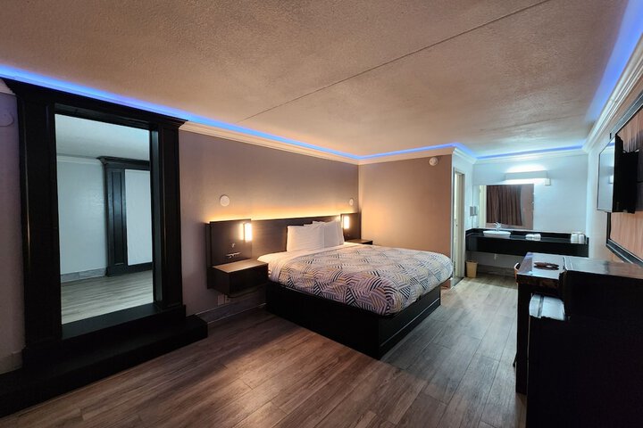 1 King Bed Micfridge (6 of 28)