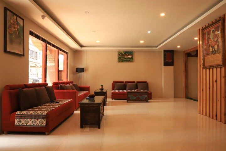 Lounge 20 of 24