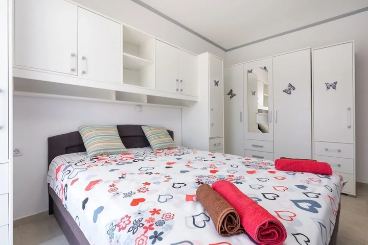 Room 6 of 16