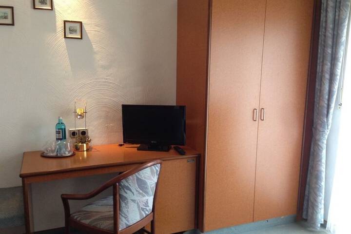 Room 5 of 16