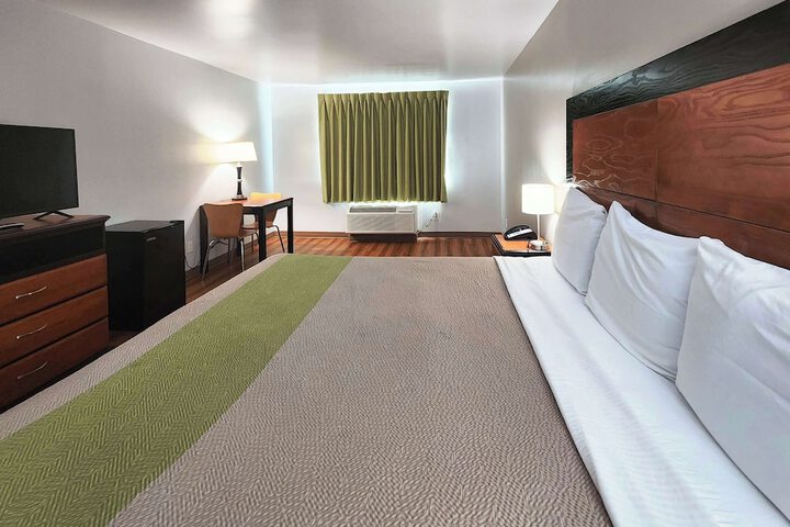 1 King Bed (1 of 15)