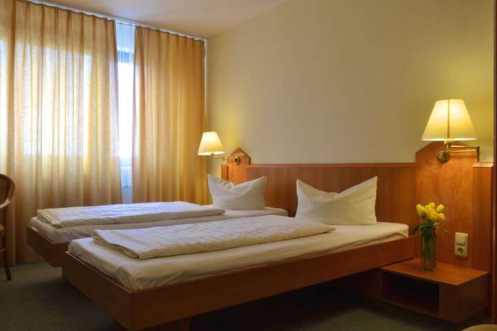 Room 11 of 32
