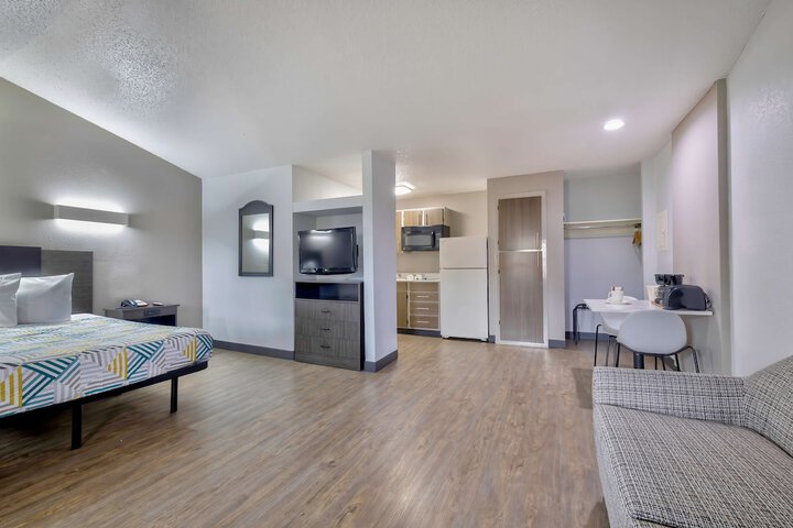 1 Queen Bed Kitchen (15 of 25)