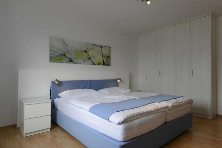 Room 2 of 76