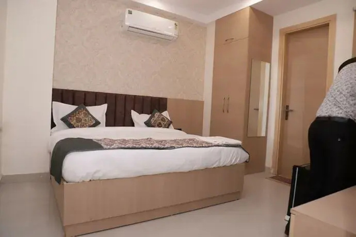 Room 5 of 12