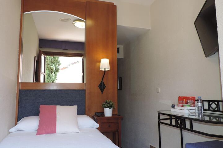 Room 13 of 42