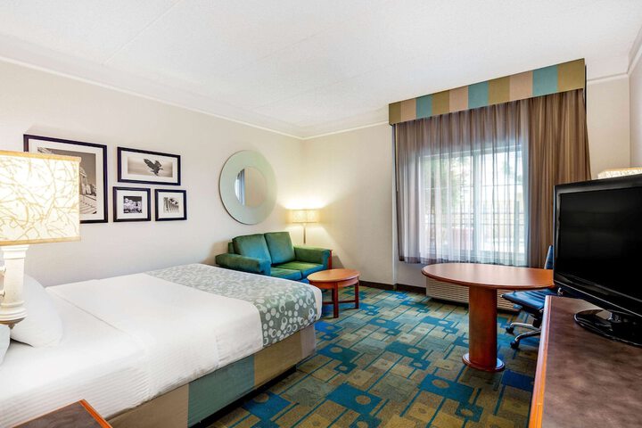 1 King Bed Deluxe Room (16 of 18)