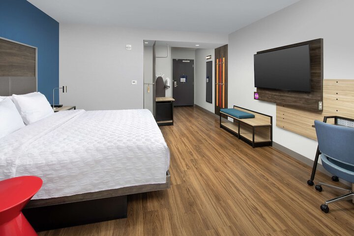 1 King Bed (7 of 16)