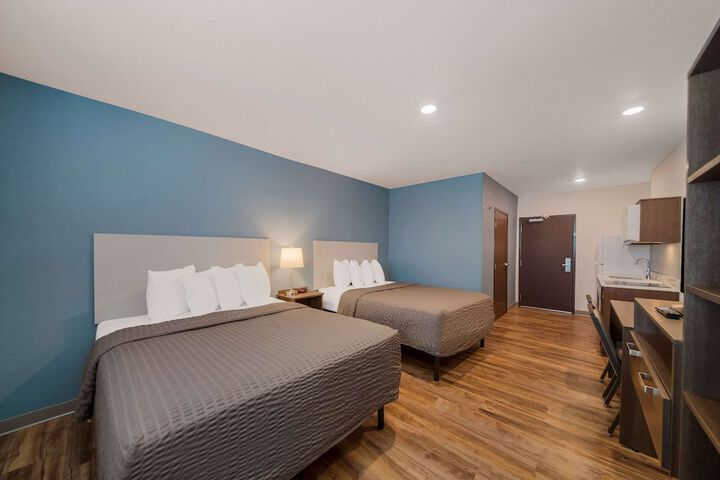 1 Queen Bed (3 of 17)