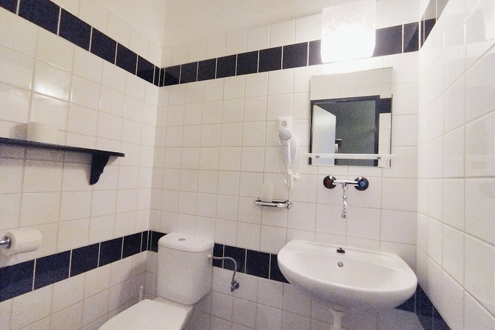 Room 44 of 99