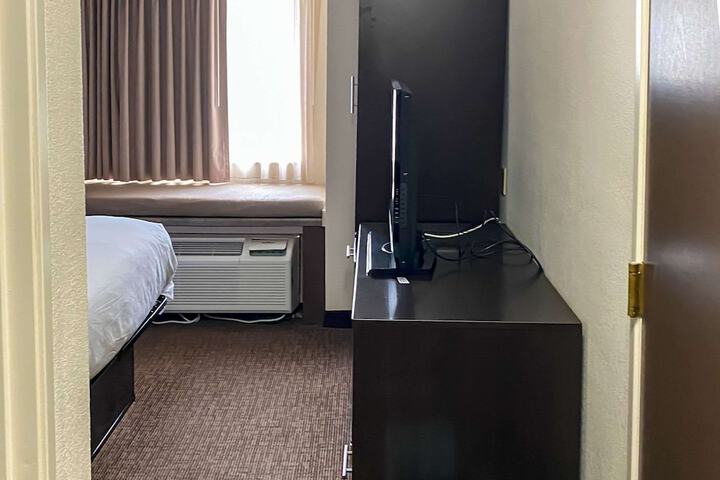 1 Queen Bed (14 of 20)