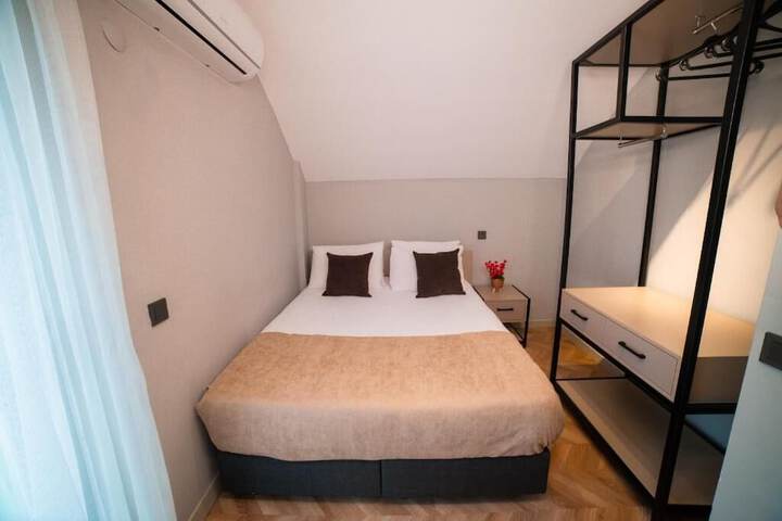 Room 3 of 43