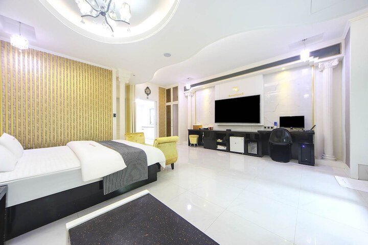 Room 53 of 80