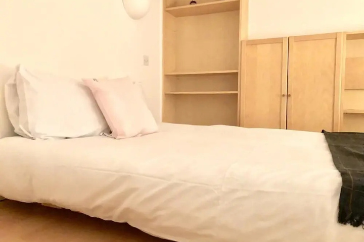 Room 5 of 11