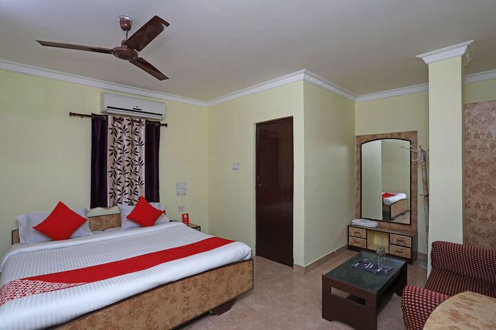 OYO 28355 Hotel Raj Mahal
