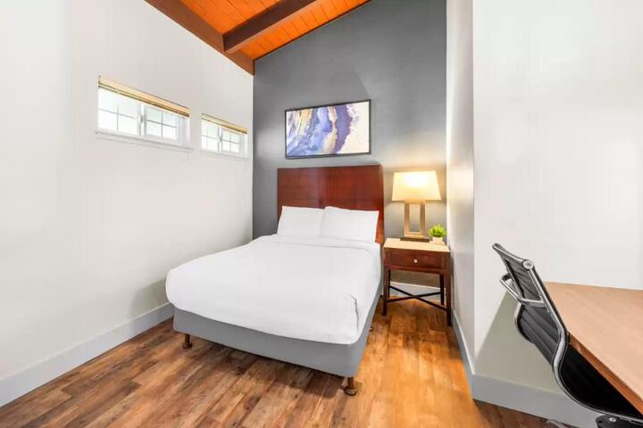1 King Bed (10 of 17)